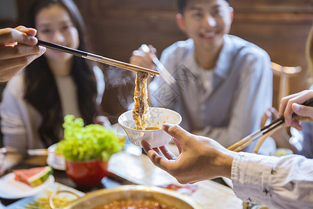 好友聚餐聚餐好友夹菜背景