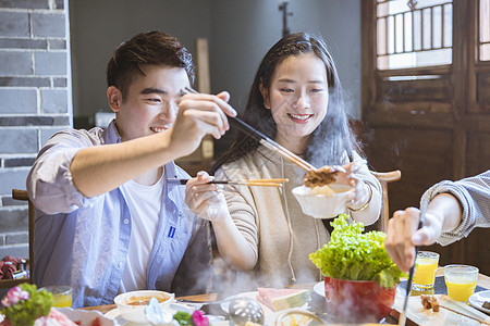 火锅店情侣夹菜背景图片