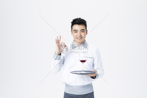 男性服务员红酒图片
