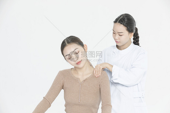 女性肩部按摩图片