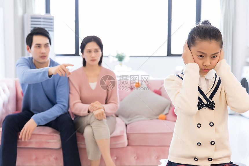 青少年家庭矛盾高清图片下载 正版图片 摄图网 青少年家庭矛盾高清图片下载 正版图片 摄图网