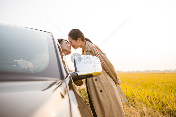 汽车生活浪漫情侣接吻图片