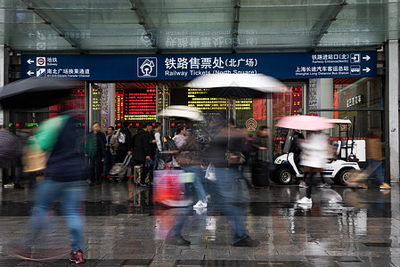 春运车站人流雨伞高清图片素材