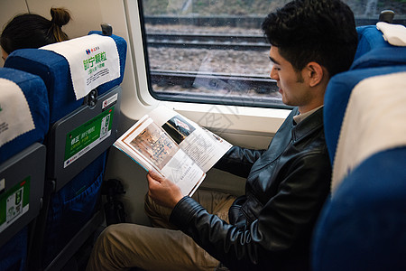 高铁乘客读杂志图片