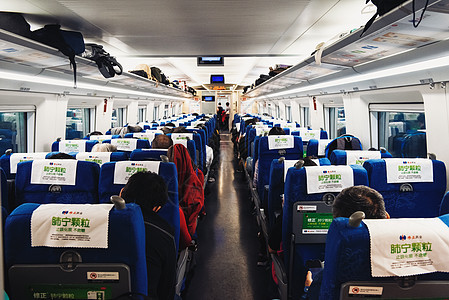 高铁车厢乘客图片