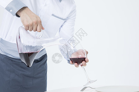 男性服务员倒红酒图片