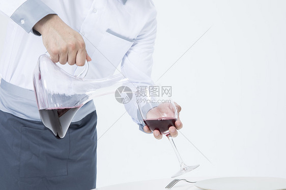 男性服务员倒红酒图片