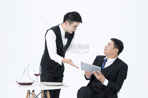 男性服务员服务平板电脑点菜图片