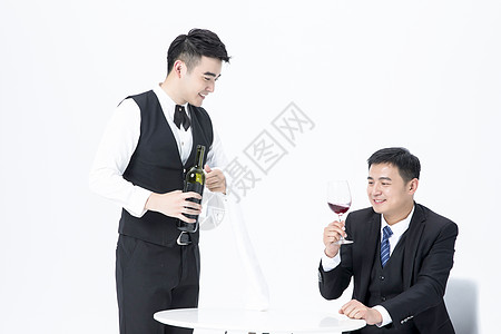 男性服务员服务倒酒图片