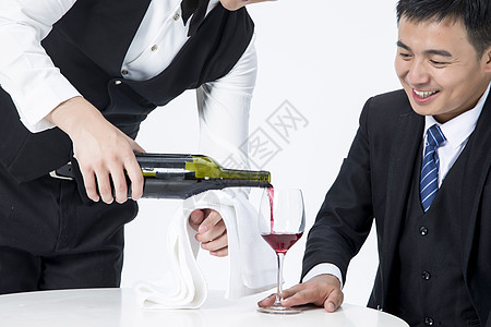 男性服务员服务倒酒图片素材