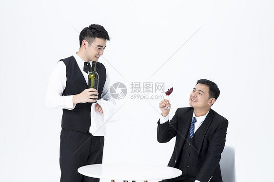 男性服务员服务倒酒图片