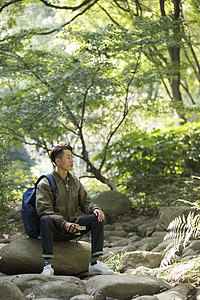森林背景青年男性远足户外摄影背景