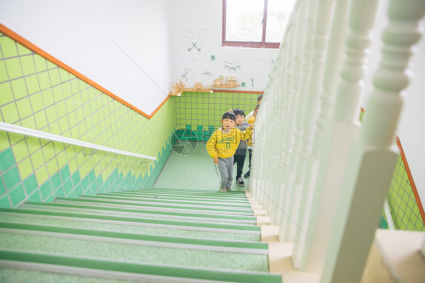 幼儿园儿童排队上楼梯图片