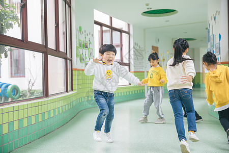 幼儿园小朋友奔跑玩耍背景图片