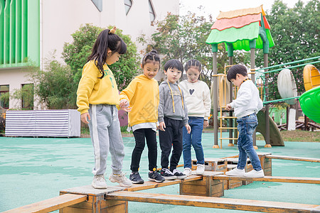 幼儿园儿童课间玩耍图片