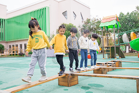 幼儿园儿童课间玩耍背景图片