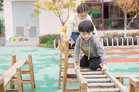 幼儿园楼梯幼儿园儿童课间玩耍背景