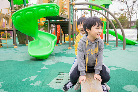 幼儿园儿童玩跷跷板背景图片