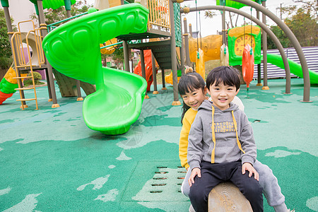 幼儿园儿童玩跷跷板背景图片