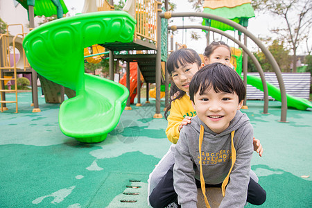 幼儿园儿童玩跷跷板背景图片