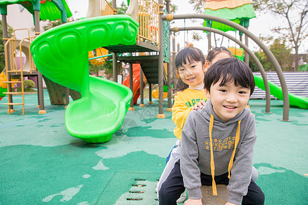 幼儿园儿童玩跷跷板背景图片