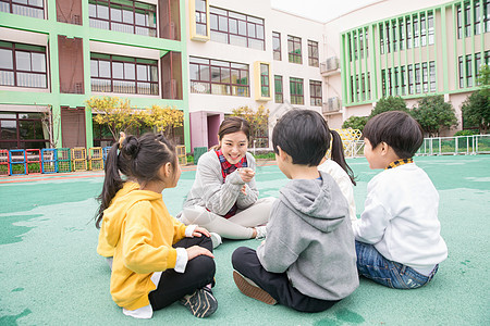 幼儿园老师教育儿童图片