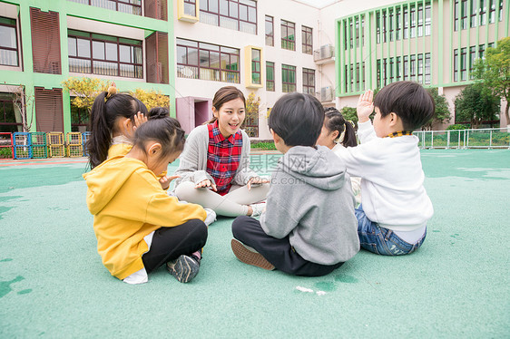 幼儿园老师教育儿童图片