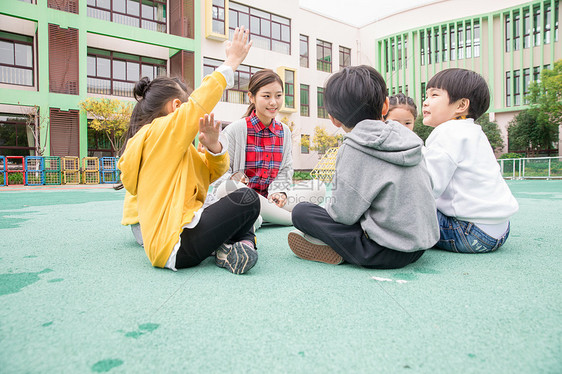 幼儿园老师教育儿童图片