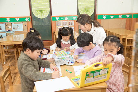 小孩画画幼儿园老师指导画画背景