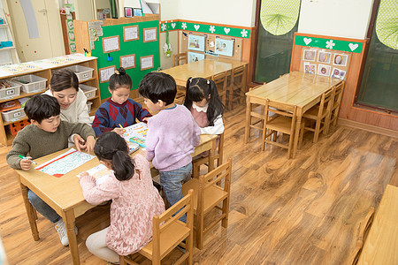 幼儿园老师指导画画背景图片