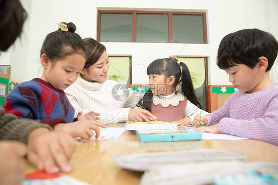 幼儿园老师指导画画图片