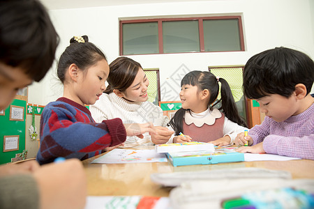 幼儿园老师指导画画背景图片