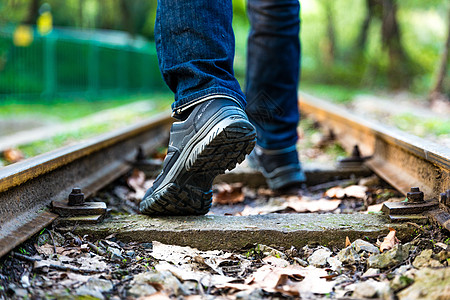 徒步人物户外远足脚部特写背景