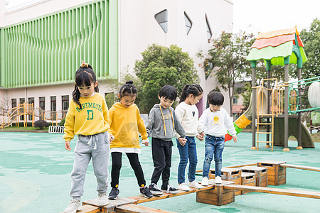 幼儿园户外儿童过独木桥图片