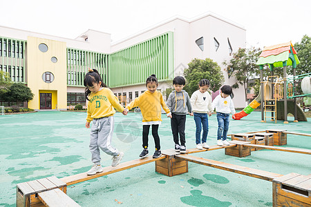 幼儿园户外儿童过独木桥图片