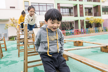 幼儿园户外儿童素质拓展图片