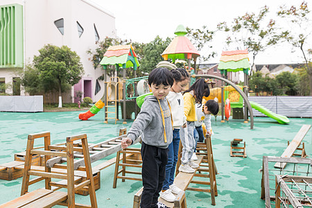 过六一小兔子幼儿园儿童牵手过独木桥背景