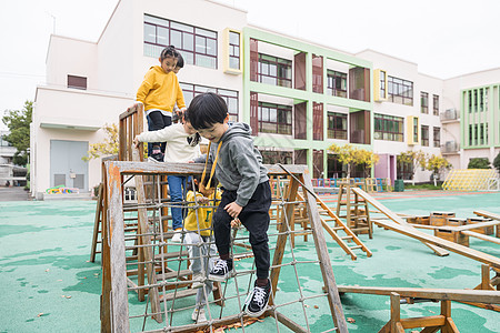 幼儿园户外儿童素质拓展图片