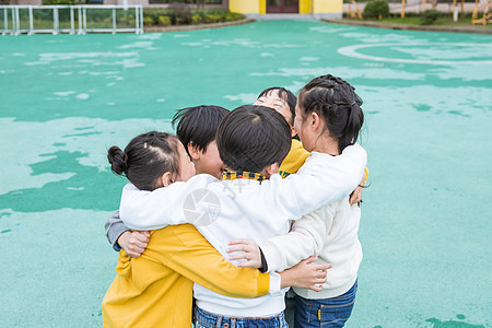 幼儿园儿童拥抱图片