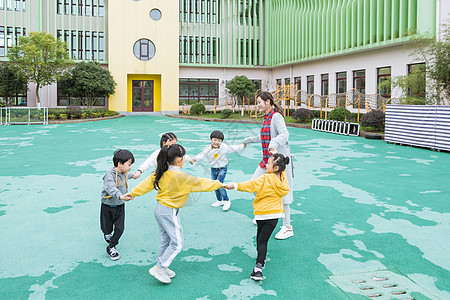 幼儿园幼师和儿童牵手玩游戏图片