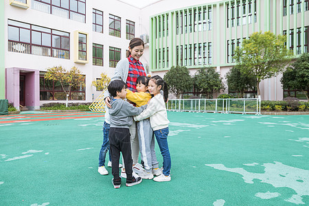 幼儿园户外孩子拥抱老师图片