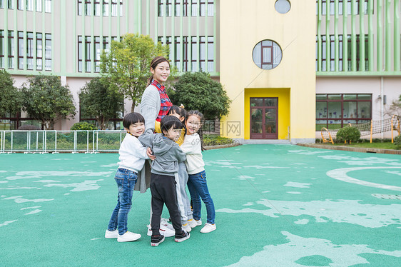 幼儿园户外幼孩子拥抱老师图片