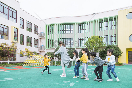 幼儿园老师和孩子玩游戏图片