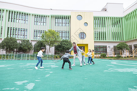 幼儿园老师和孩子玩游戏图片