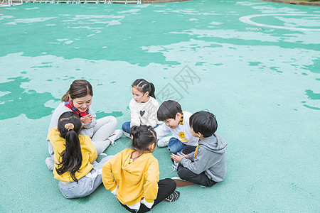 幼儿园户外幼师陪伴儿童背景图片