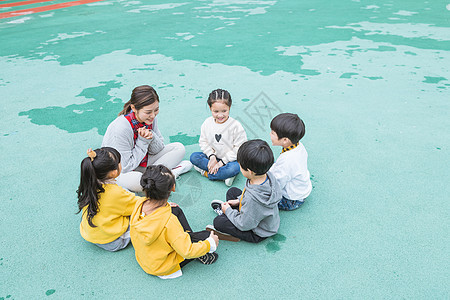 幼儿园户外幼师陪伴儿童背景图片