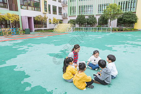 幼儿园户外幼师陪伴儿童背景图片