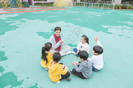 幼儿园户外幼师陪伴儿童图片