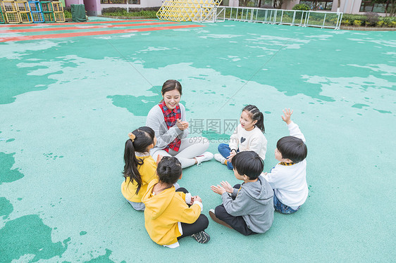 幼儿园户外幼师陪伴儿童图片