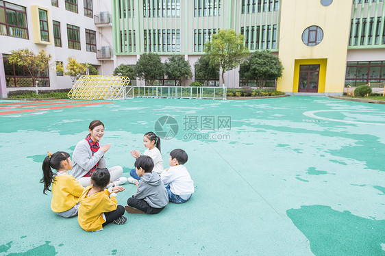 幼儿园户外幼师陪伴儿童图片